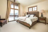 Luxury, END UNIT townhome w/amazing views & privacy. High-end furnishings. Cozy.