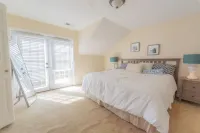 6 Bedroom House + Private Suite, 2 Minutes From Lake With All Amenities