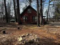 Cozy Cabin in the woods! Private but close to activities.