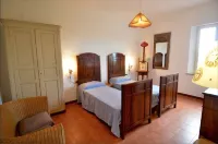 Apartment Torre. Beautiful garden, AC, 2 bedrooms 1 bathroom, near the sea. Hotel in zona Castello di Castagneto Carducci