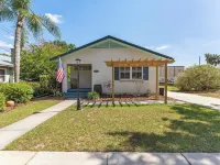 Spacious 1 block to Downtown Mt. Dora "The Brick Haven" with Garage Gameroom!! Hotels in Mount Dora