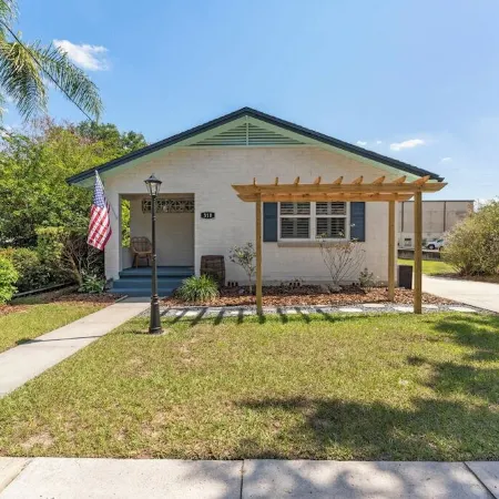 Spacious 1 block to Downtown Mt. Dora "The Brick Haven" with Garage Gameroom!!