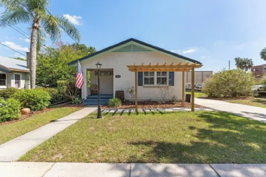 Spacious 1 block to Downtown Mt. Dora "The Brick Haven" with Garage Gameroom!!