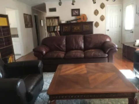 Peaceful Vintage Library Getaway near Town