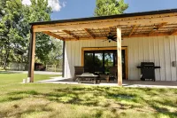 The charming Scissortail Farmhouse on land with hot tub minutes from downtown! - Homestays