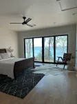 Newly Renovated 4B, 2.5 bath Lakefront home with South Grand Lake Views and dock Hotel di 