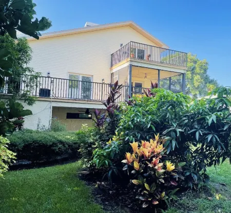 Cheerful 3 Bedroom Home- 5 minutes from 2 beaches!