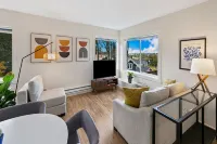 Lovely condo overlooking the Fremont Bridge Hotel a Seattle