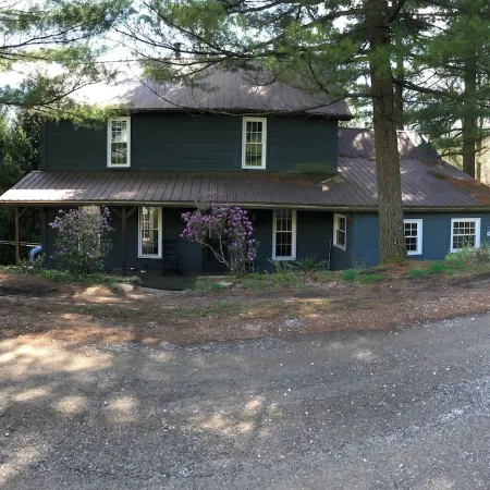 Amish country Farmhouse in quiet Holmes County with fishing