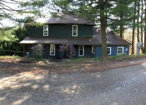 Amish country Farmhouse in quiet Holmes County with fishing