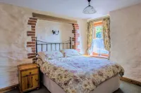 Mona's Cottage - Private Parking, Sea Views, Garden & Close To Harbour & Beach
