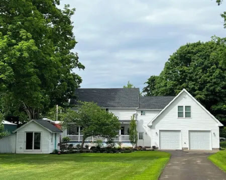 Quaint historic home in the heart of Bemus Point Village- a stroll to the water! Hotele w: Ellery
