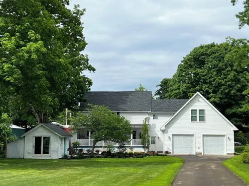 Quaint historic home in the heart of Bemus Point Village- a stroll to the water!