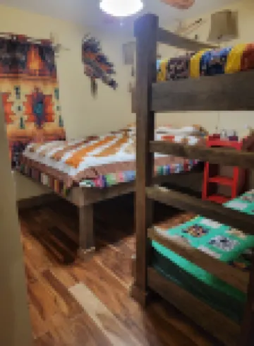 Charming lake cabin located next to Racoon State Park. 帕克縣酒店