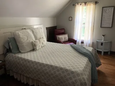 Historic Creekside Cottage - A quiet place for rest and relaxation.  Come stay!