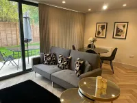 Raynes Park Luxury Apartment