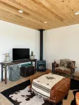 Couples getaway in cozy casita! Taos mountain Views!