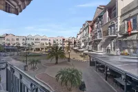 Experience European Charm: King Suite Condo with Balcony for Your Beach Getaway!