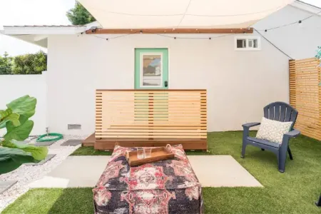 The GuestHouse W/King Bed & Private courtyard