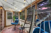 New Pocono Getaway:3-Tier Theater, Hot Tub, Fire pit, Pool Table.Near Lake Naomi