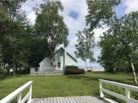 Lakefront home on breathtaking Lake Huron. 허런 카운티 호텔