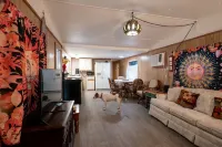 Hippie Head Hotel sweet Homosassa skies are blue Pets stay free too!