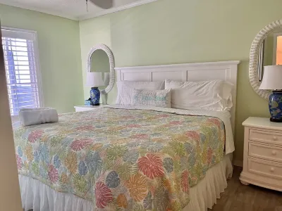 Rita’s Rejuvenating Oceanfront- Pool- Hot Tub- Corner Unit-Sleeps 6- Apatb
