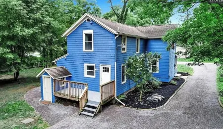 Charming 4-bedroom 1800's farmhouse with WiFi, AC in serene Cowlesville