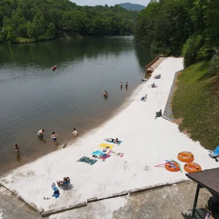 Treetops Cottage, wrap around deck, Wi-Fi, pet friendly, close to Lake Lure.