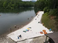 Treetops Cottage, wrap around deck, Wi-Fi, pet friendly, close to Lake Lure.