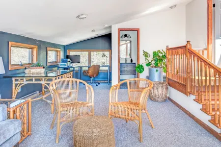 Sunny Hamptons Getaway With Pool