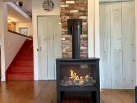 Modern Rustic Retreat- King bed, hot tub, wineries, waterfalls, hiking, Cornell