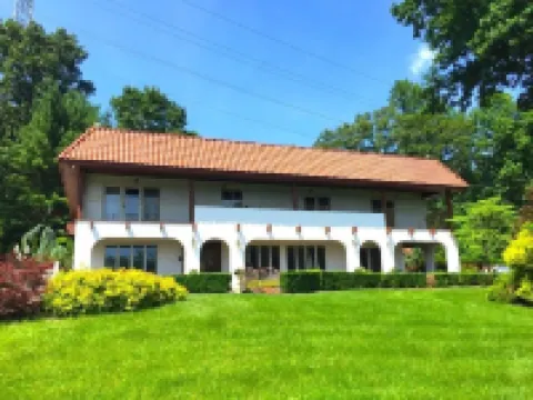 Welcome to @ViewLaneVilla "Insta/IG" NJ Mediterranean Villa with Lake Views Hotels in 