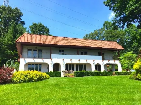 Welcome to @ViewLaneVilla "Insta/IG" NJ Mediterranean Villa with Lake Views Отели в г. Хантердон