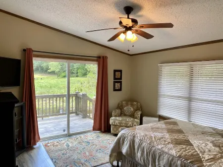 Trout Creek Bend- Creek Front - 1 Mile from Vogel State Park Отели в г. Юнион