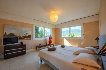 100m from the port: 12-person villa, breathtaking sea view, infinity pool