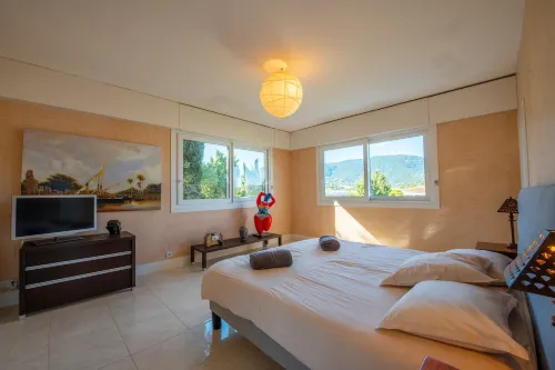 100m from the port: 12-person villa, breathtaking sea view, infinity pool