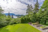 Auke Bay Chalet~ Ocean views, Hot tub, Sauna, outdoor entertainment, & fire pit! Các khách sạn gần University of Alaska Southeast