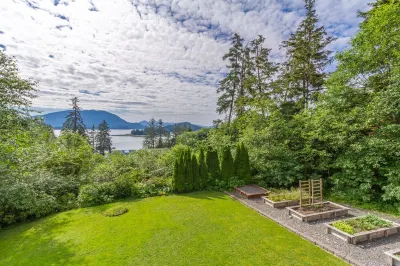 Auke Bay Chalet~ Ocean views, Hot tub, Sauna, outdoor entertainment, & fire pit! Hotels near Chapel by the Lake