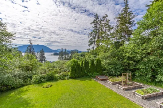 Auke Bay Chalet~ Ocean views, Hot tub, Sauna, outdoor entertainment, & fire pit!