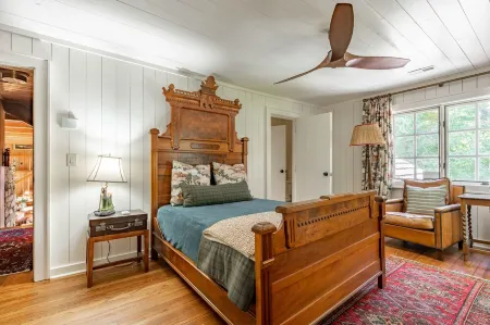 Luxury Mountain Retreat- Main House w/ 2 Guest Houses in Highlands, NC! Отели рядом с достопримечательностью «Sunrise Rock by Highlands-Cashiers Land Trust»