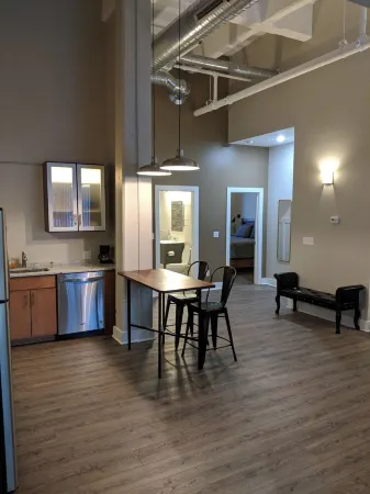 Spacious 2-bedroom, 2-bathroom Industrial Style Loft Apartment.  Village locale! Отели рядом с достопримечательностью «Watson's Chocolates»