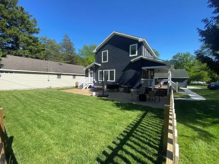 Beach House Lake Shore Road steps to Miller Beach access. 4 bedrm4 bathroom