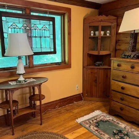 Cozy lake cabin with your own private dock. Secluded lot close to the city!
