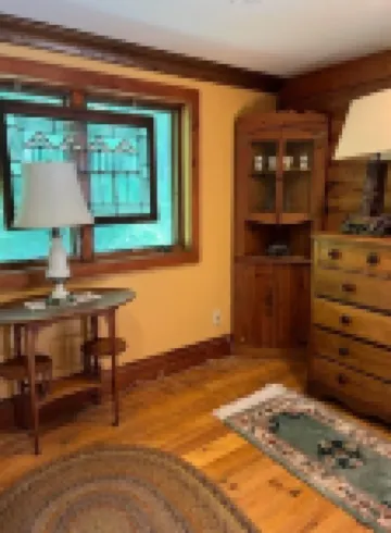 Cozy lake cabin with your own private dock. Secluded lot close to the city!