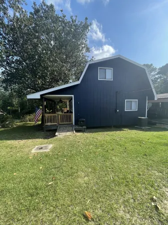 Lakeside cottage, water access + pet friendly