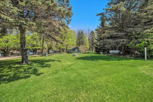 BIRCH COTTAGE - Modern Lake House w/ shared Frontage on Thayer Lake