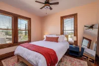 16 mi to White Sands. Pool, Game Room, King Beds Hotels near Speedway