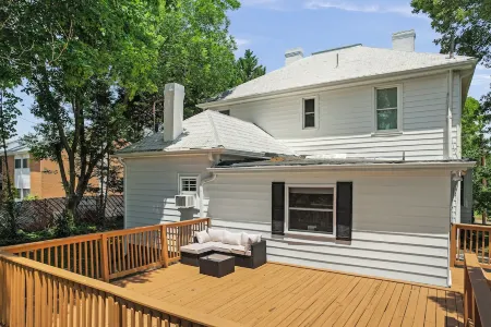 3 mins from Downtown - PS5, King Bed & EV Charger