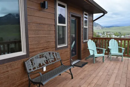 Yellowstone Northern Views -- Gorgeous Home. One mile to Yellowstone! Отели в г. Гардинер